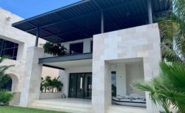 Casa-en-venta-en-puerto-cancun-patio